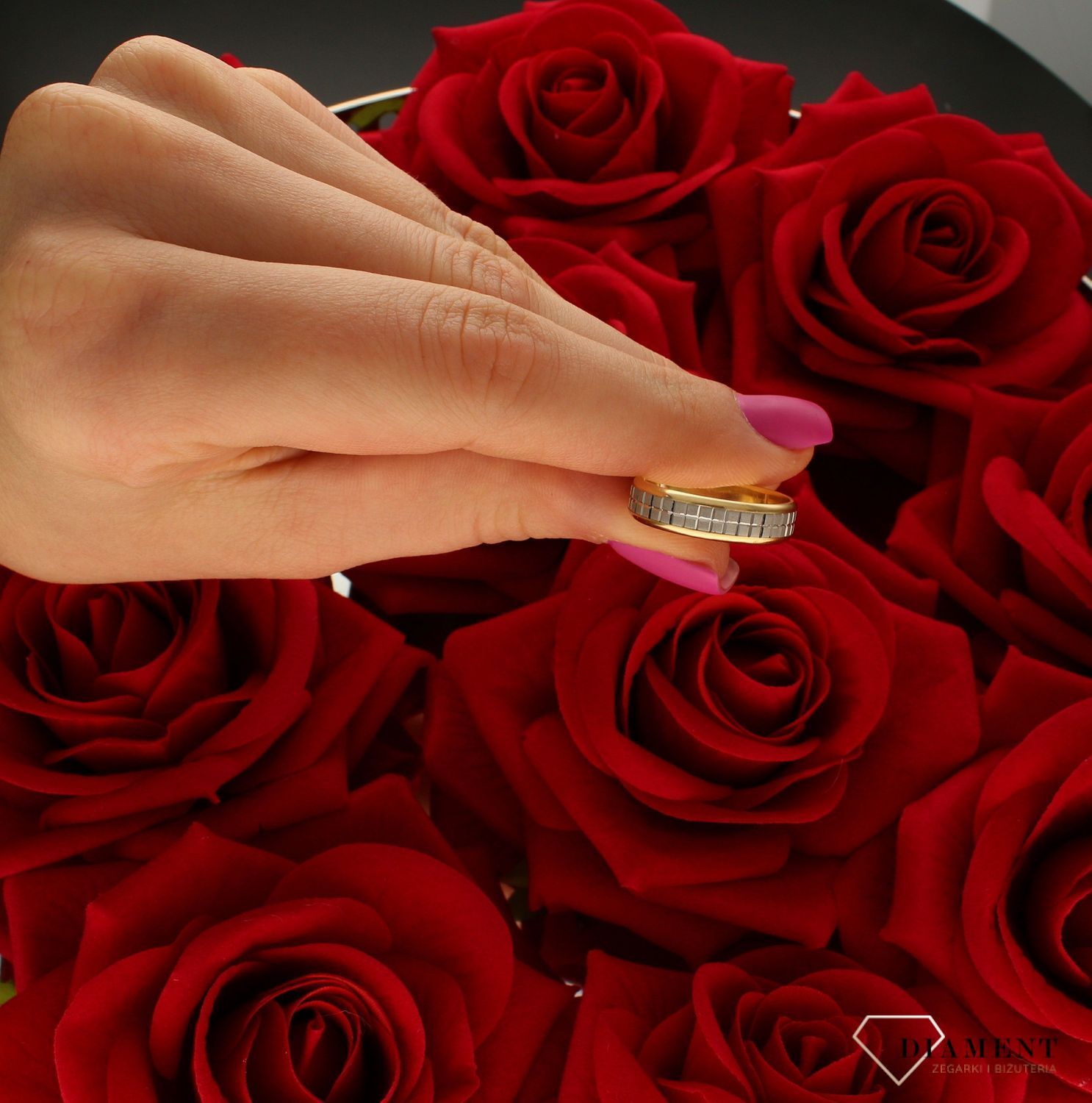 Złota obrączka 5mm płaska piaskowana z białym środkiem i grawerem 585 – Rozmiar 17.jpg